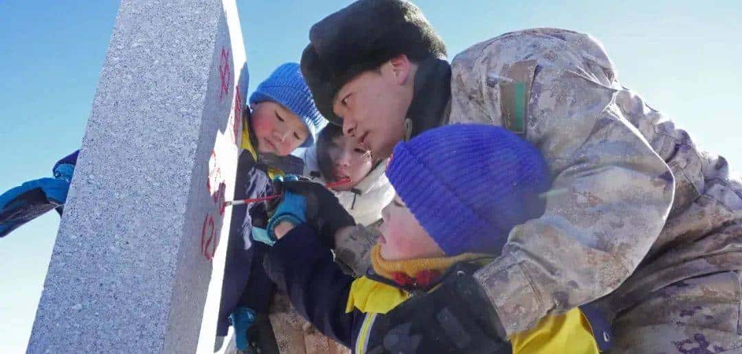 跨越3700公里，界碑前的这一抱，看哭了……