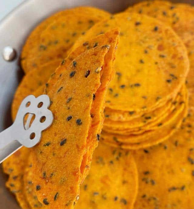 婆婆用50斤红薯做了10斤的“红薯薄脆片”给我当零食吃，太感动了