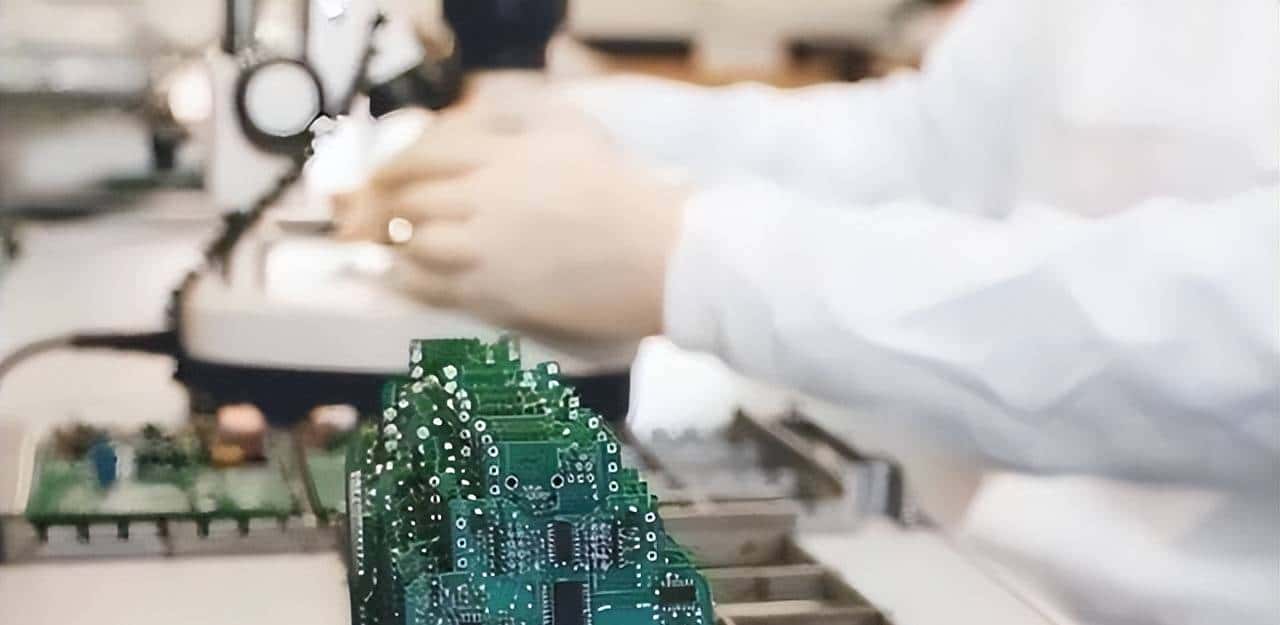 他骗取11亿研发经费，让“中国芯”停滞13年，事情败露后出逃美国