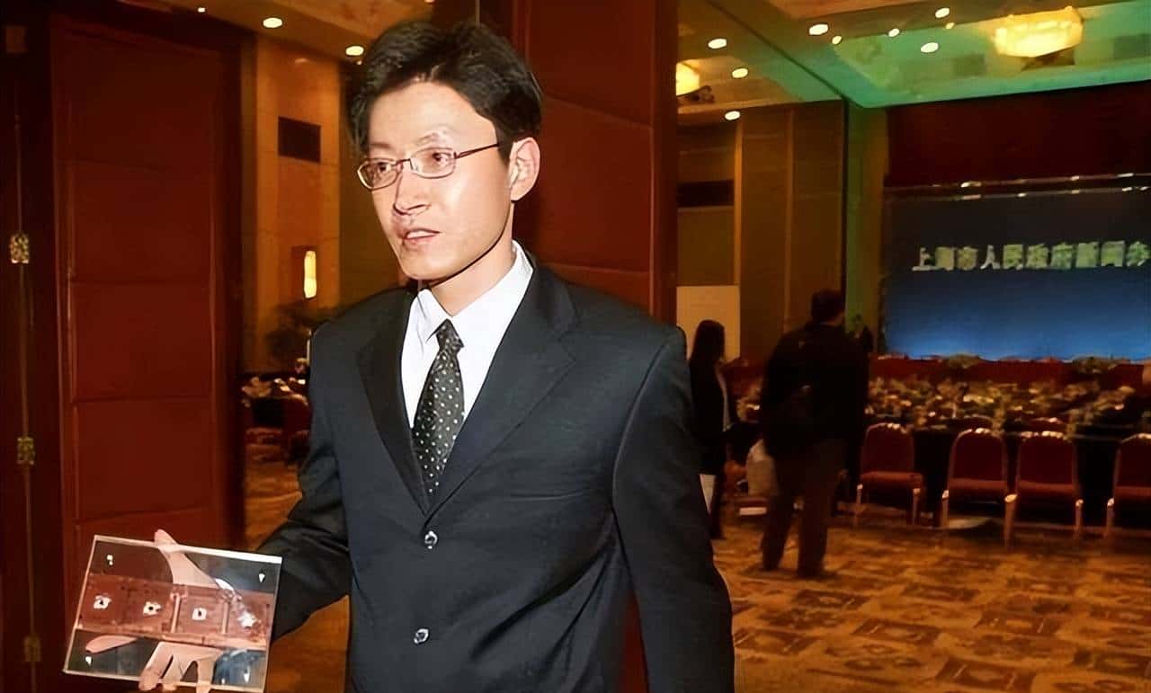 他骗取11亿研发经费，让“中国芯”停滞13年，事情败露后出逃美国