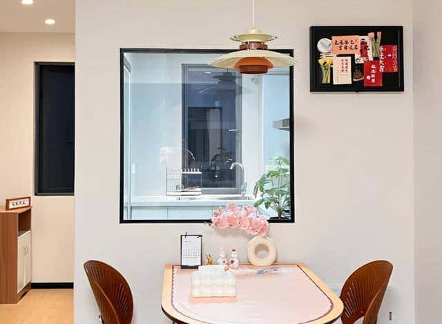 把墙挖个洞,厨房秒变“社交C位”。