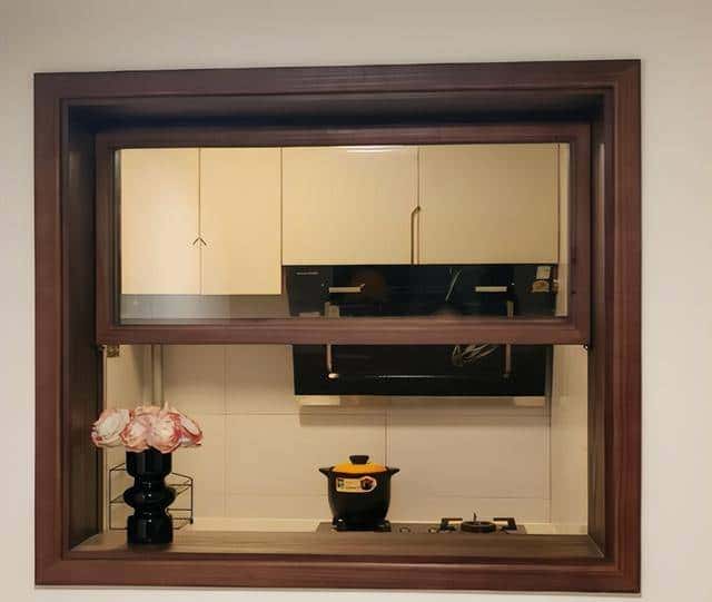 把墙挖个洞,厨房秒变“社交C位”。